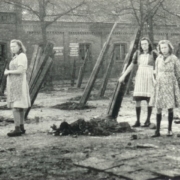 Drie vrouwen bij barricades in Roermond