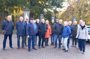 Vrijwilligers van het Oude Kerkhof Roermond voor de ingang van de begraafplaats.